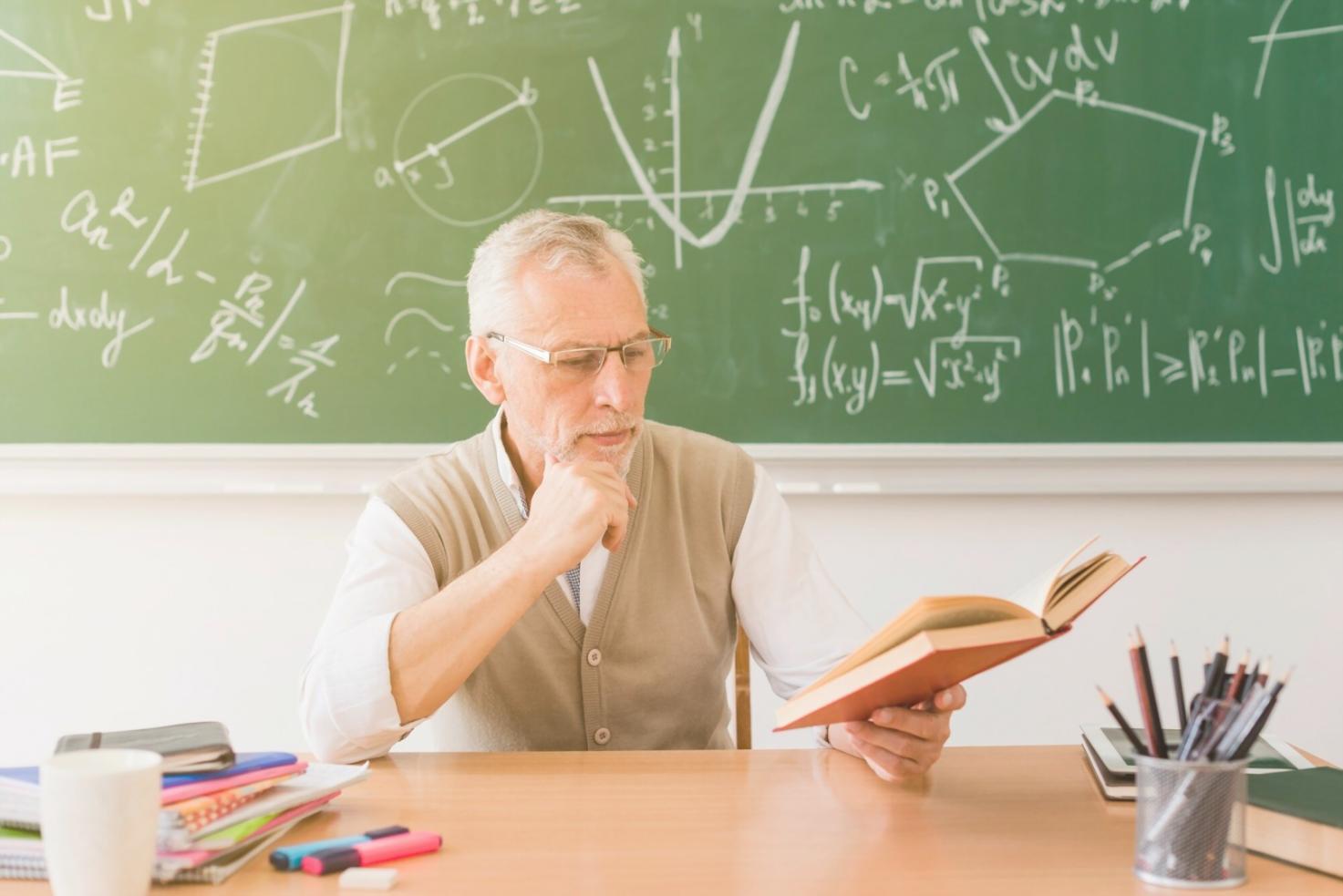 Estudiantes analizando gráficos económicos y datos financieros